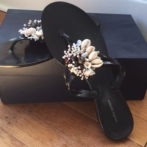 Sandals with shell decorations